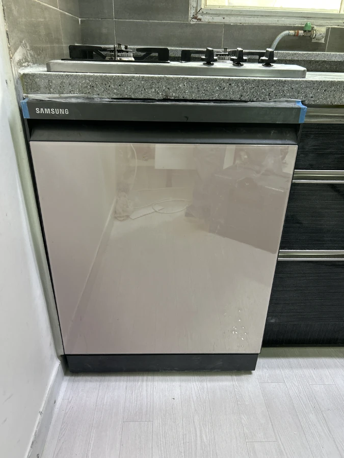 문짝을 철거하고 식기세척기를 설치한 하부장 사진